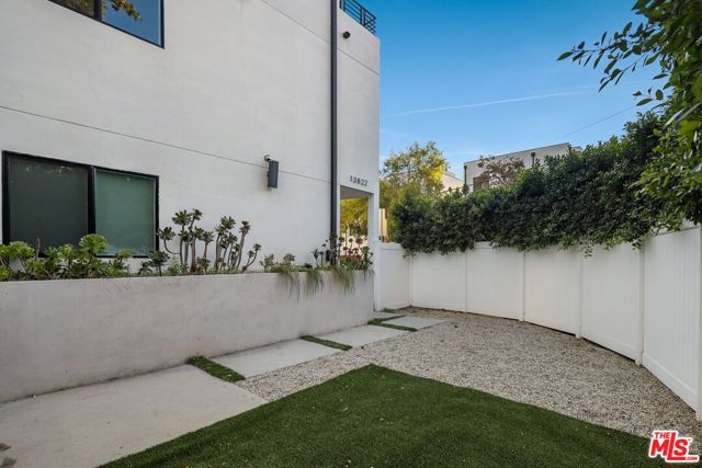 13822 Oxnard Street photo 25