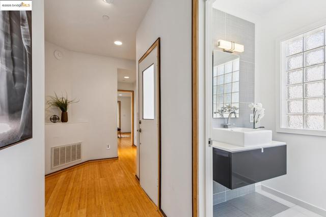 2912 Hillside DR, Burlingame CA: https://media.crmls.org/mediaz/edb19f92-6695-44e9-b0b2-b354214be19d.jpg