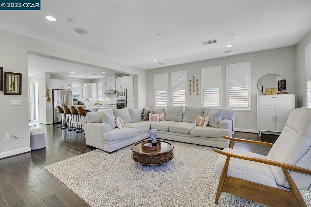 https://media.crmls.org/mediaz/edb1a861-6312-42c9-942e-c97af0100198.jpg?preset=X-Large