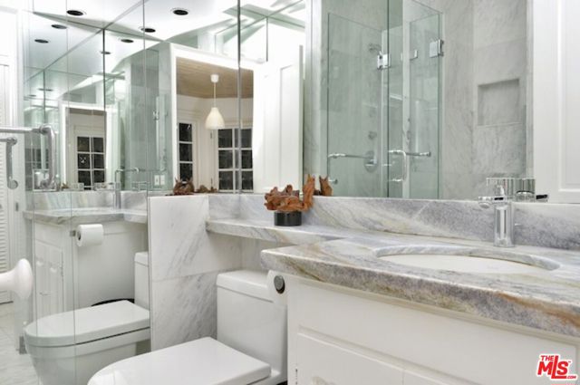 4031 Hollyline Avenue, Sherman Oaks CA: https://media.crmls.org/mediaz/edb25bf3-055b-49d6-9571-68082f6eeafd.jpg