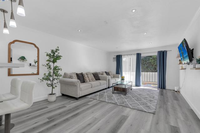 2500 Miramar Ave, Castro Valley CA: https://media.crmls.org/mediaz/edb283bb-7dd0-4436-a306-a7f2f3687fe0.jpg