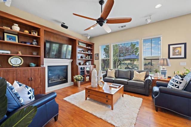 9779 Reimers Way, Dublin CA: https://media.crmls.org/mediaz/edb2b430-2d5c-4b19-84f2-38667a331da3.jpg