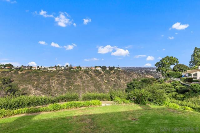 6423 Caminito Aronimink, La Jolla CA: https://media.crmls.org/mediaz/edb2ddd0-3751-45e0-8dd9-61125b5221e9.jpg