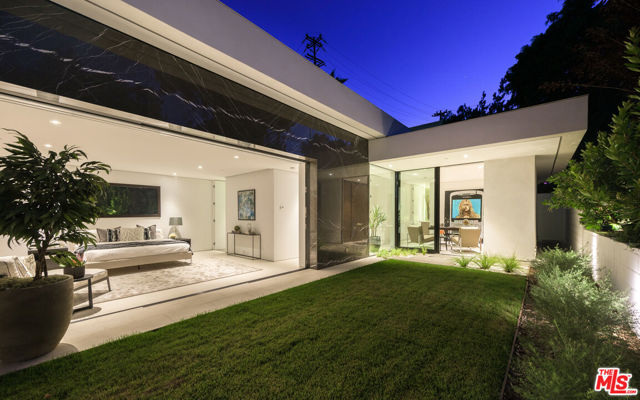 1535 Carla, Beverly Hills CA: https://media.crmls.org/mediaz/edb2ec7c-6b91-41b6-a3a1-aeaf3a198509.jpg