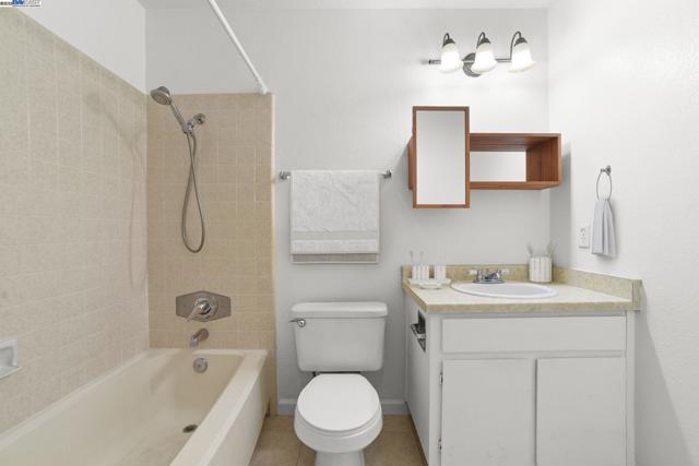 2575 Easton Way, San Jose CA: https://media.crmls.org/mediaz/edb3fdd0-cf19-4880-9b8b-053970773fc1.jpg
