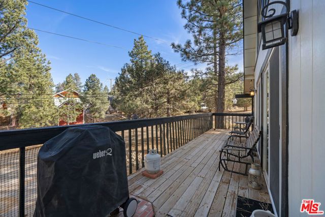 1037 H Lane, Big Bear City CA: https://media.crmls.org/mediaz/edb43d2a-0272-4119-9ee2-0393986a9580.jpg