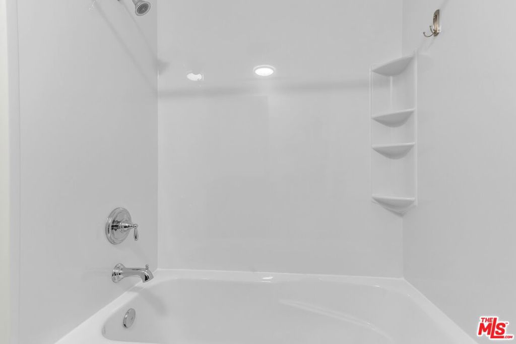 https://media.crmls.org/mediaz/edb45838-9a1d-4b94-a5d7-1c6ff3535da3.jpg?preset=X-Large