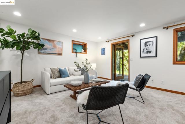 1 Kittiwake Rd, Orinda CA: https://media.crmls.org/mediaz/edb4a361-4eb2-495d-92c3-545af237da97.jpg