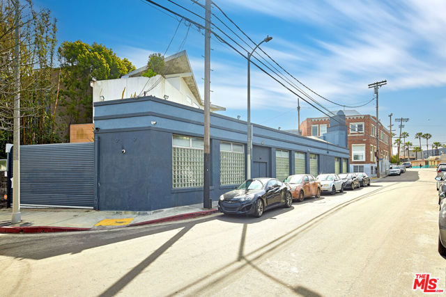 122 Mildred Avenue, Venice CA: https://media.crmls.org/mediaz/edb54d7a-d3ef-4639-8370-3db9b10c5210.jpg