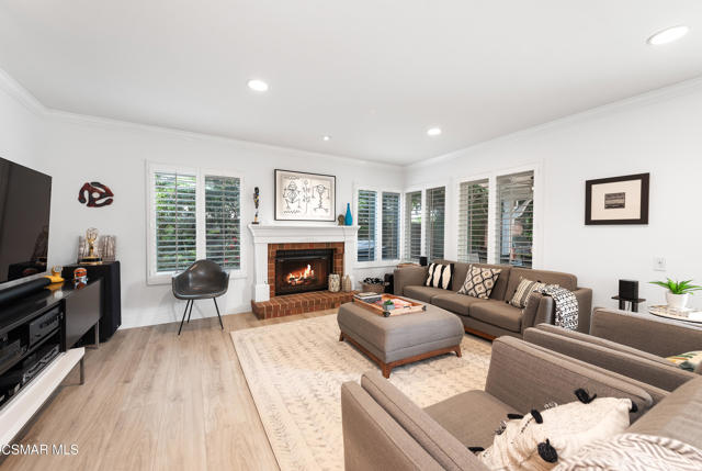 11556 Coralberry Court, Moorpark CA: https://media.crmls.org/mediaz/edb74021-3013-43f2-8475-220a3358fcc1.jpg