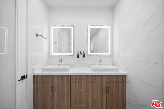 733 N Gramercy Place, Los Angeles CA: https://media.crmls.org/mediaz/edb7a82e-5cbc-470c-8823-388a5717b276.jpg