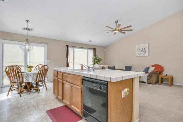 1218 Fetzer Ln, Oakley CA: https://media.crmls.org/mediaz/edb7b750-9545-4ad5-98e4-586466a6b514.jpg