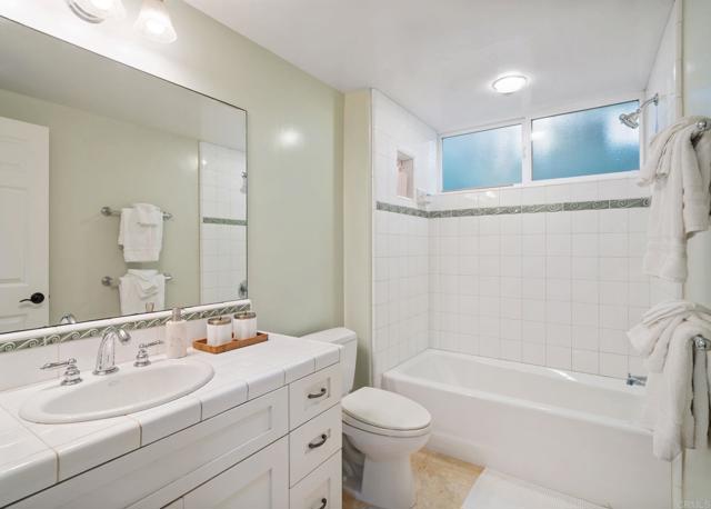 2010 Cambridge Avenue, Cardiff by the Sea CA: https://media.crmls.org/mediaz/edb7ec82-fa4d-4a20-93f6-187ca5669d32.jpg