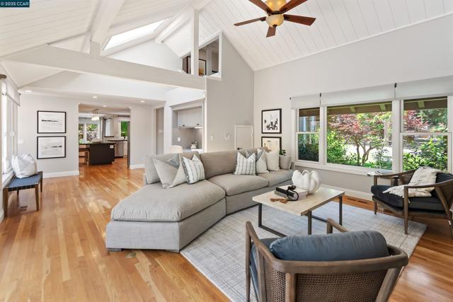 2140 Hidden Oak Dr, Danville CA: https://media.crmls.org/mediaz/edb84224-265c-4d9c-a866-faea6bba54e8.jpg