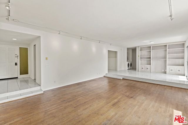 1033 6TH Street, Santa Monica CA: https://media.crmls.org/mediaz/edb980ca-3ca2-4689-9a5a-a19913b72f0b.jpg
