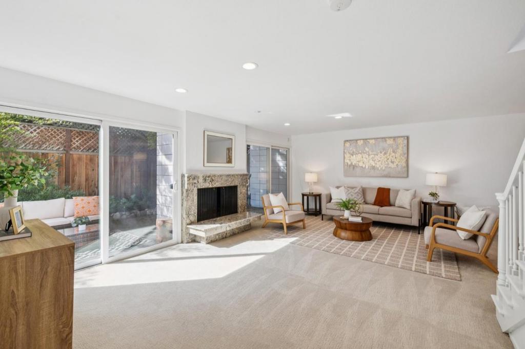 64 Los Altos Square