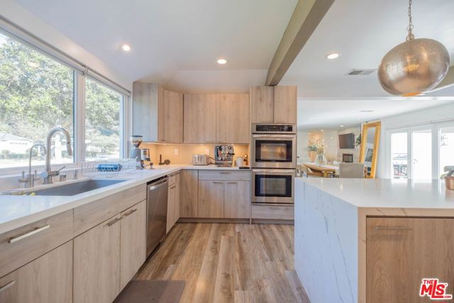 2760 E Glenoaks Boulevard, Glendale CA: https://media.crmls.org/mediaz/edb9de92-b99c-4a9e-98d0-45f3ed837617.jpg