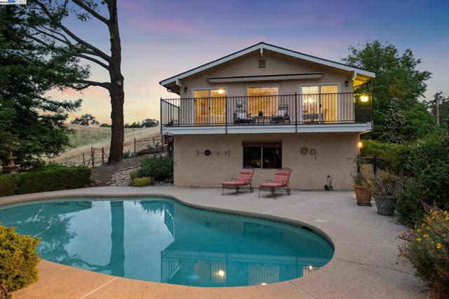 375 Montecillo Dr, Walnut Creek CA: https://media.crmls.org/mediaz/edbafca8-c204-4fcc-8d85-4d9c132e74b2.jpg