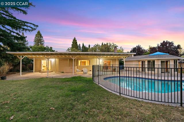 209 Farm Hill Ct, Danville CA: https://media.crmls.org/mediaz/edbbadb6-2e5d-4f59-b0e2-74b81af7ee0c.jpg