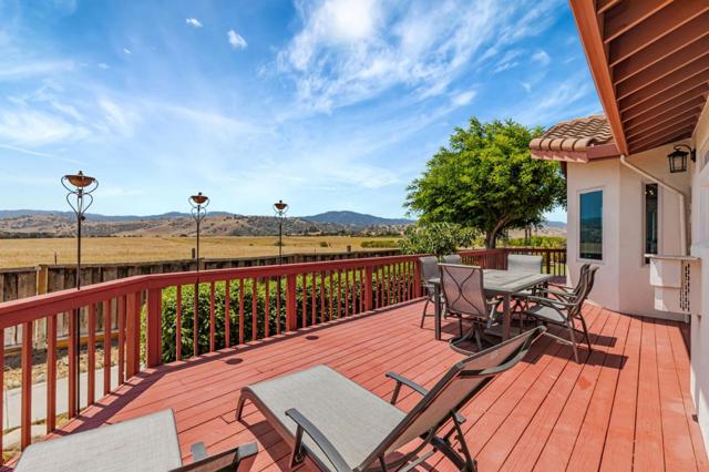 50 Schmidt Court, Hollister CA: https://media.crmls.org/mediaz/edbbeb71-6113-4816-8ce4-35dc20f29a44.jpg