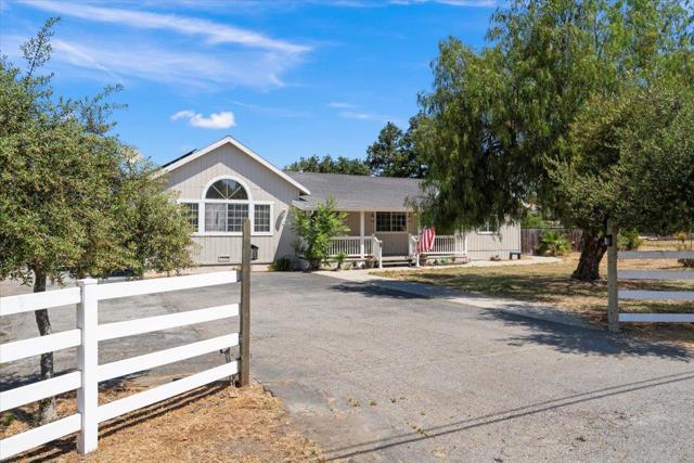 1080 Spring Grove Road, Hollister CA: https://media.crmls.org/mediaz/edbce16d-e3ce-49bb-b90c-8640029e6b43.jpg