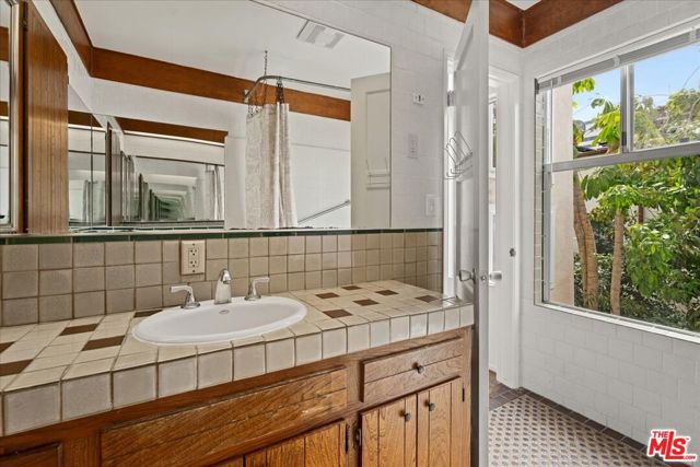 1018 Wellesley Avenue, Los Angeles CA: https://media.crmls.org/mediaz/edbd4e51-2a15-4346-b63e-f8ea32306117.jpg