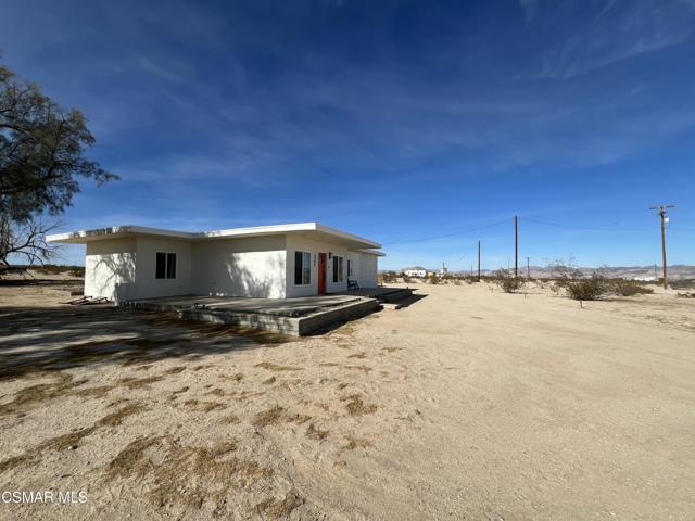 3904 Agua Avenue, 29 Palms CA: https://media.crmls.org/mediaz/edbd5a10-1513-4261-9814-369e8647ae34.jpg