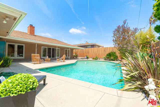 5210 S Corning Avenue, Los Angeles CA: https://media.crmls.org/mediaz/edbefaee-1e66-4eee-9799-e8bb78bc22d2.jpg