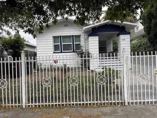 1638 84Th Ave, Oakland CA: https://media.crmls.org/mediaz/edbfa9e1-c712-4ee5-927a-8e2682a6c5c3.jpg