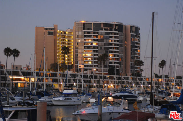 4267 Marina City Drive, Marina del Rey CA: https://media.crmls.org/mediaz/edc1375f-bfeb-425a-a0db-89573fb7b093.jpg