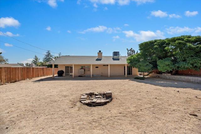 7562 Inca Trail, Yucca Valley CA: https://media.crmls.org/mediaz/edc17940-cf82-426c-8c81-eb54ac6e1455.jpg