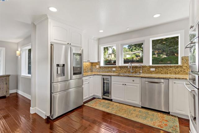 25444 University Ct, Hayward CA: https://media.crmls.org/mediaz/edc1c9b5-fc14-4d03-9ada-5df9ec3aea15.jpg