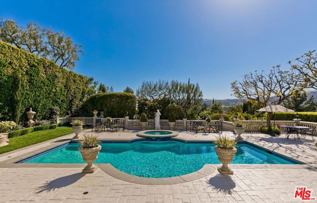 2327 Weybridge Lane, Los Angeles CA: https://media.crmls.org/mediaz/edc2d928-2927-4b29-84a9-965f39e85bce.jpg
