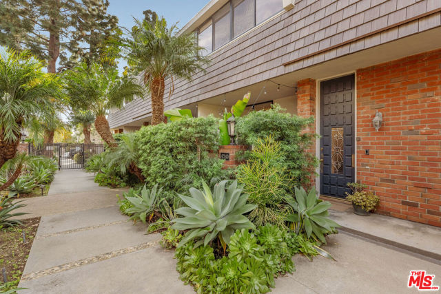4734 La Villa Marina, Marina del Rey CA: https://media.crmls.org/mediaz/edc2f104-6be5-4e6b-9000-9cb548fcbfc6.jpg