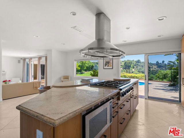 9606 Arby Drive, Beverly Hills CA: https://media.crmls.org/mediaz/edc427c2-3515-44b5-a76c-ac00c891f560.jpg