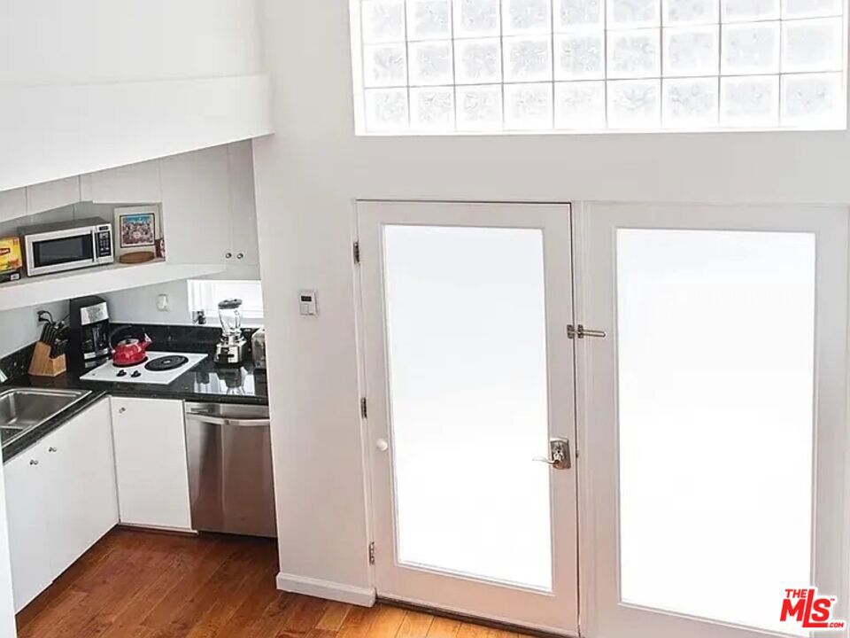 https://media.crmls.org/mediaz/edc5b948-f5c0-4476-896e-adb8524e74f1.jpg?preset=X-Large