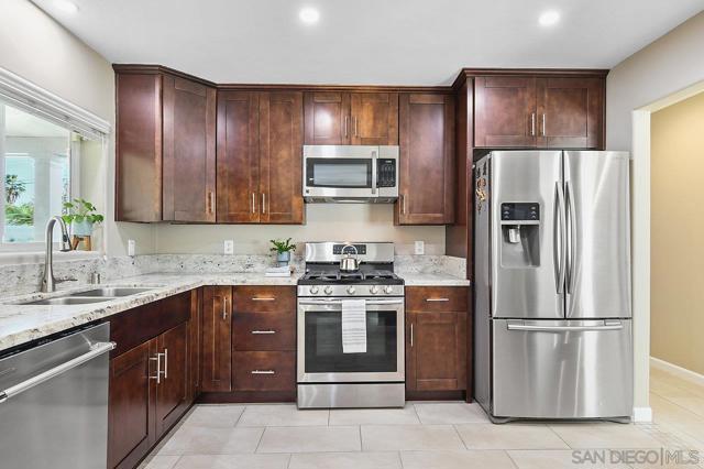 8931 Sunwood Dr, Santee CA: https://media.crmls.org/mediaz/edc81c40-9920-45a8-b2e5-b6f68c84a1f3.jpg