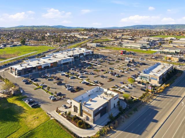 251 Gibson Drive, Hollister CA: https://media.crmls.org/mediaz/edc88aad-e6bf-452a-98d1-09caf5409db4.jpg