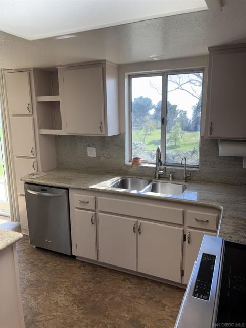 6702 Rainbow Hts. Rd.,  CA: https://media.crmls.org/mediaz/edc8a3f7-4dd5-49ee-b86b-851a07cc5f28.jpg