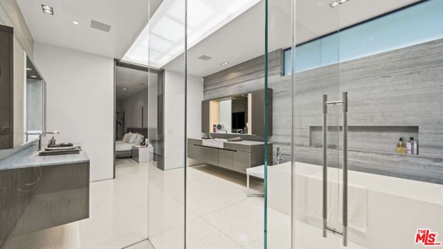 16032 VALLEY VISTA Boulevard, Encino CA: https://media.crmls.org/mediaz/edc957e0-3021-47df-b277-8be5af2d08a8.jpg