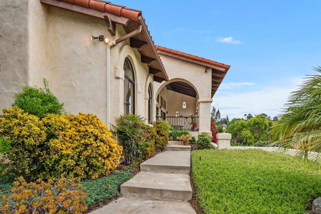12982 Polvera Ct, San Diego CA: https://media.crmls.org/mediaz/edc9aa0c-ac29-49f2-afa2-99754d7f659c.jpg