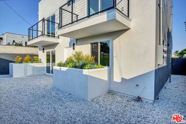 2419 S Cochran Avenue, Los Angeles CA: https://media.crmls.org/mediaz/edca3777-dcb7-4f59-b9bb-a316dd9ec056.jpg