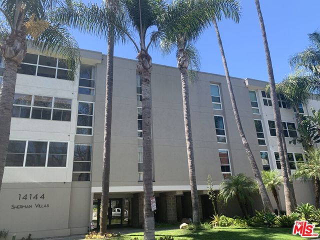 14144 Dickens Street, Sherman Oaks CA: https://media.crmls.org/mediaz/edca8320-203d-4501-b9df-cd0a7261a38c.jpg