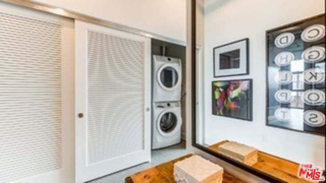 695 S Santa Fe Avenue, Los Angeles CA: https://media.crmls.org/mediaz/edcaf99e-d595-4d4a-8199-28df9fbb688b.jpg