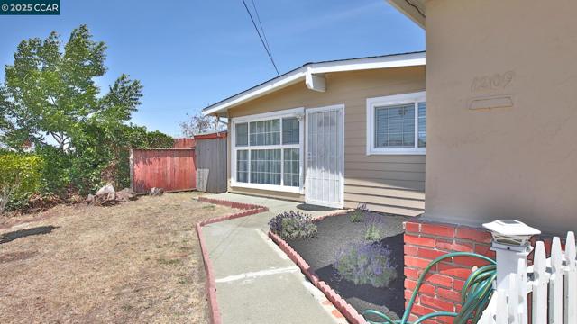 1209 Miner Ave, San Pablo CA: https://media.crmls.org/mediaz/edcb5e3d-7c67-431a-9321-8e38f9a8e0d8.jpg