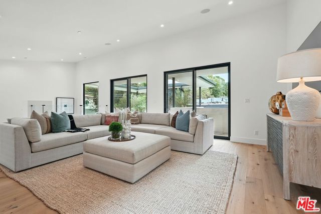 913 913 1/2 N Beverly Glen Boulevard, Bel Air CA: https://media.crmls.org/mediaz/edcc6bf2-30bd-4a6f-b7da-c6a815a8895e.jpg