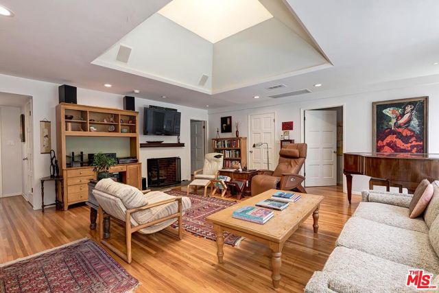 3238 Corinth Avenue, Los Angeles CA: https://media.crmls.org/mediaz/edcce12d-2568-47a6-b2b8-814b109bc618.jpg