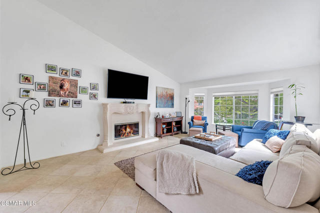5050 Golden Nugget Way, Oak Park CA: https://media.crmls.org/mediaz/edcd7e23-2a4c-4e88-87d0-9fcc911a4c8a.jpg