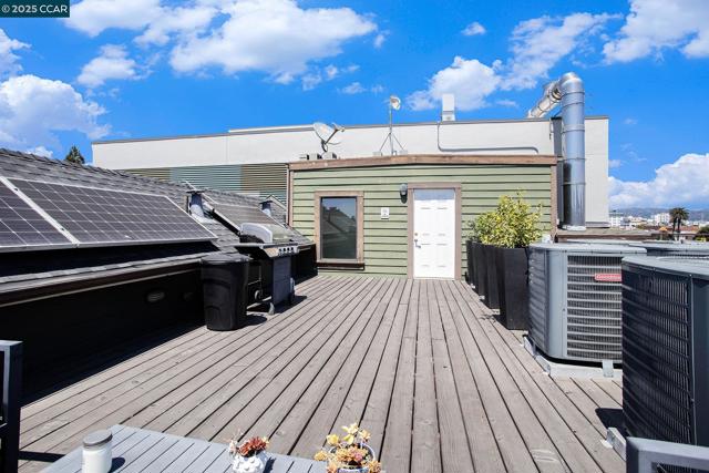 410 Webster St #1, Oakland CA: https://media.crmls.org/mediaz/edcdd947-da37-49b0-8f31-36324f575750.jpg