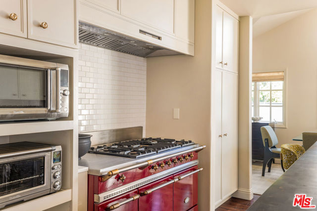 2770 La Castana Drive, Los Angeles CA: https://media.crmls.org/mediaz/edce120c-b10e-4033-9561-5d0ae3e241b8.jpg